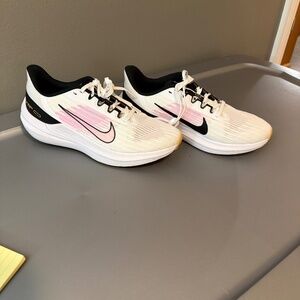 Nike WMNS Air zoom winflo 9in color white pink spell
